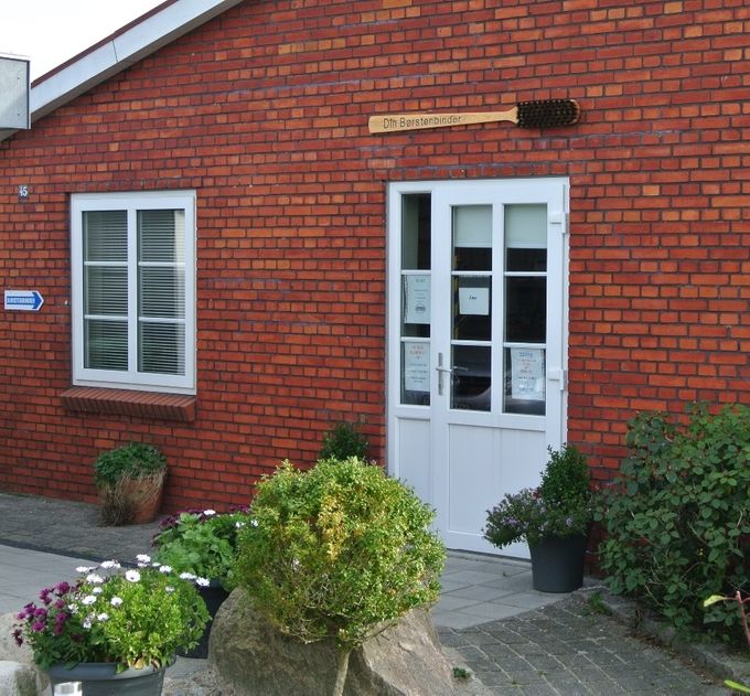 Kig indenfor i min butik, som er et besøg værd.
Assersvej 45, 9600 Aars
Tlf 40512728

Min internet butik - klik på menu ( på telefon )

Hvis man ønsker at købe en børste og få den sendt, kan man sende en mail. til boerstenbinder1@gmail.com